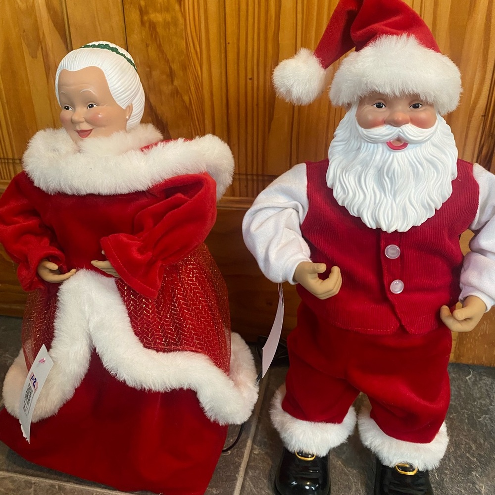 Vintage-Style Santa and Mrs. Claus Dancing / Singing